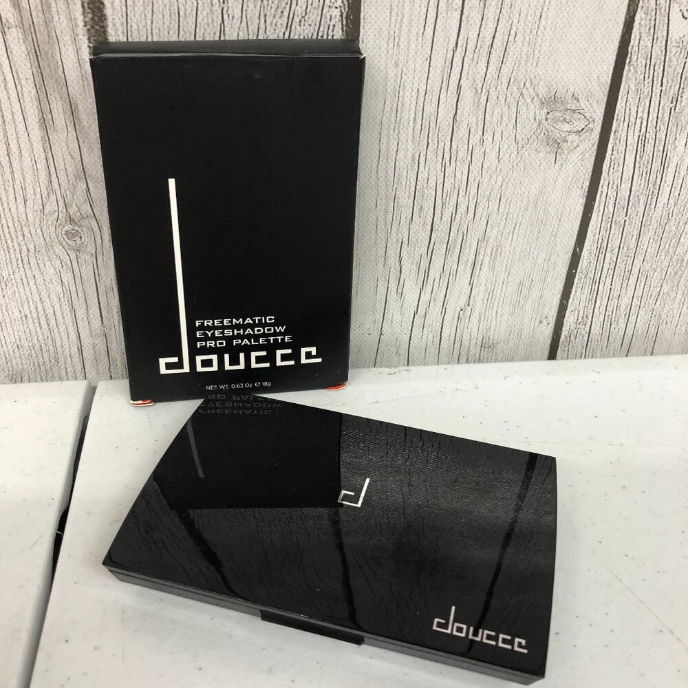 Douccc Freematic Eyeshadow Pro Palette